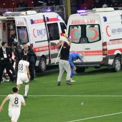 Из-за крупных беспорядков на стадионе и вокруг него в турецком Измире не был доигран матч чемпионата второй лиги 'Гезтепе' – 'Алтай'