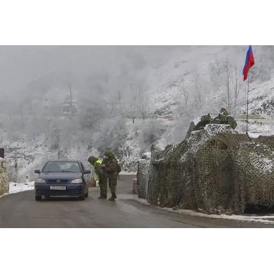 Российские миротворцы обеспечивают безопасность движения автотранспорта
