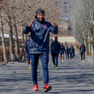 Бывший полузащитник сборной Армении по футболу Арас Озбилиз дал большое интервью Sports.ru