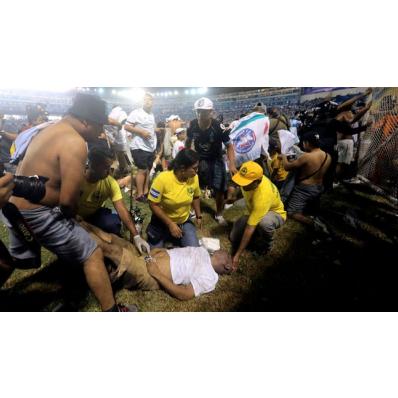 В Сальвадоре матч между самыми популярными клубами страны 'Альянса' и ФАС обернулся настоящей трагедией из-за давки на стадионе