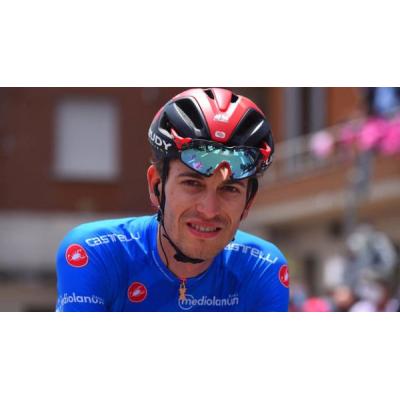 26-летний швейцарский велогонщик Джино Медер из команды Bahrain Victorious погиб во время пятого этапа велогонки 'Тур Швейцарии'