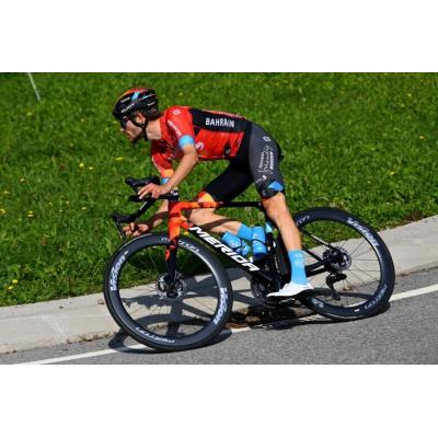 26-летний швейцарский велогонщик Джино Медер из команды Bahrain Victorious погиб во время пятого этапа велогонки 'Тур Швейцарии'