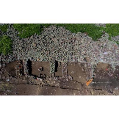 Раскопки древней крепости на вершине горы Атис