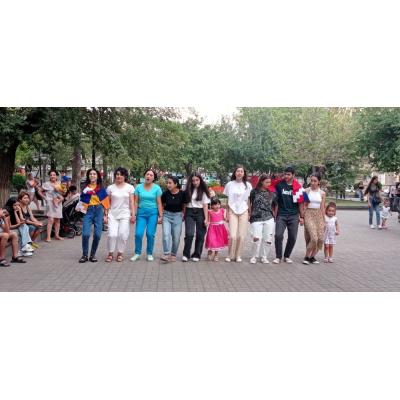 Представители молодежной инициативы «Наши песни и мы» провели в столичном парке имени Мисака Манушяна очередной открытый урок армянских песен