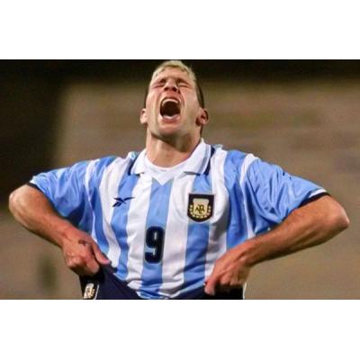Нападающий сборной Аргентины Мартин Палермо в 1999 году трижды  не смог реализовать пенальти в матче против сборной Колумбии на Кубке Америки