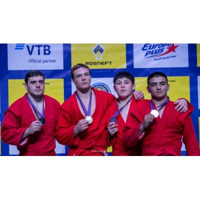 На чемпионате мира по самбо среди юношей и юниоров в Бишкеке Арсен Айрапетян (98 кг) стал серебряным призером в соревнованиях юношей