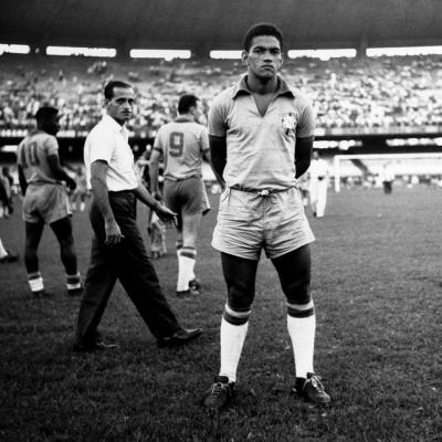 Гарринча является одним из лучших игроков в истории мирового футбола, а в Бразилии он был 'радостью народа'
