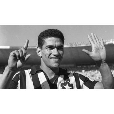 Гарринча является одним из лучших игроков в истории мирового футбола, а в Бразилии он был 'радостью народа'