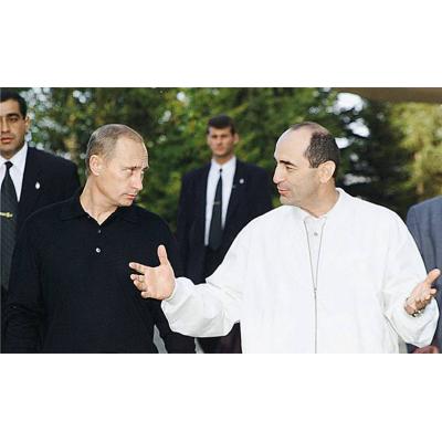Встреча Роберта Кочаряна и Владимира Путина на прогулке на озере Севан в загородной резиденции армянского президента. Сентябрь 2001 года