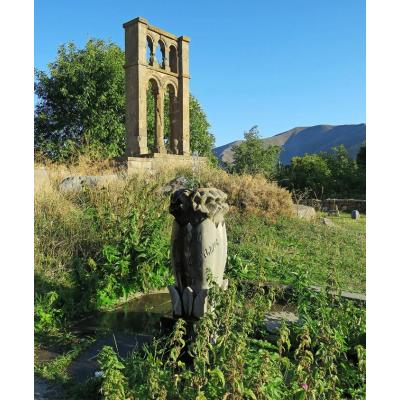Небольшое древнее кладбище с хачкарами с питьевым фонтанчиком у входа