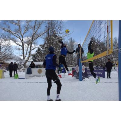 В Цахкадзоре прошел чемпионат Армении по волейболу на снегу среди мужчин и женщин