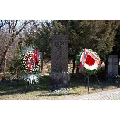 К памятным хачкарам, установленным на территории мемориала «Цицернакаберд», были возложены цветы