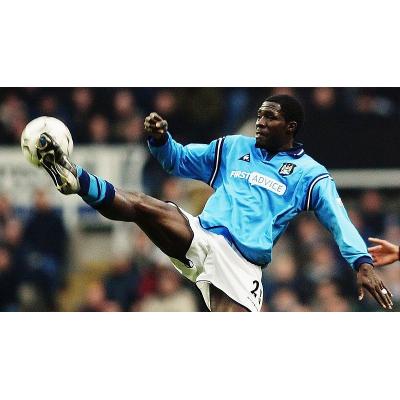После гибели камерунского футболиста Марка-Вивьена Фоэ его бывший клуб 'Манчестер Сити' (Англия) вывел из обращения его номер 23