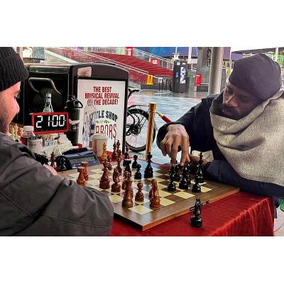 Нигериец Тунде Онакоя провел благотворительный шахматный марафон в Нью-Йорке, сыграв 60 часов подряд