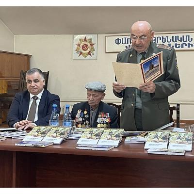 'ПОЭТ В КИТЕЛЕ': ВЕТЕРАН ВОВ ЛАЧИН СТЕПАНЯН ПРЕДСТАВИЛ В ЕРЕВАНЕ СБОРНИК СТИХОВ