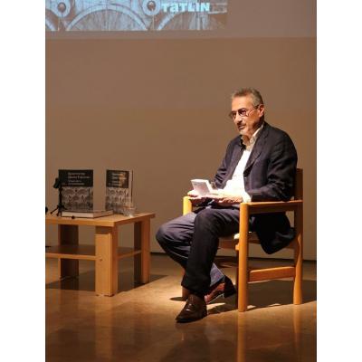 Автор книги Карен Бальян на презентации