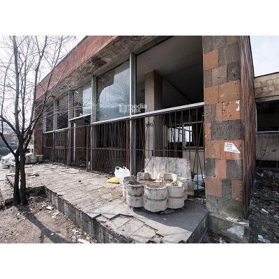 Когда-то популярный среди ереванцев плавательный бассейн «Динамо» предан забвению и вместе с прилегающей территорией пришел в полный упадок
