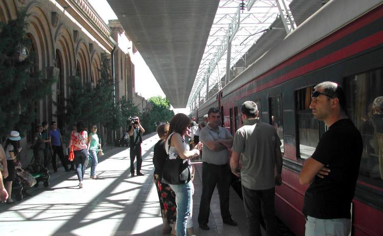 Едет поезд ереван баку. ЮКЖД поезда Армения. Поезд Ереван Батуми. Поезд 201 Батуми Ереван. Железная дорога Ереван.