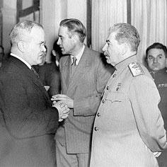 Народный комиссар иностранных дел В.Молотов, посол США в СССР А. Гарриман и И.В. Сталин на Ялтинской конференции. 4 - 11 февраля 1945 года.