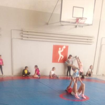 Девочки в степанаванской ДЮСШ занимаются акробатикой