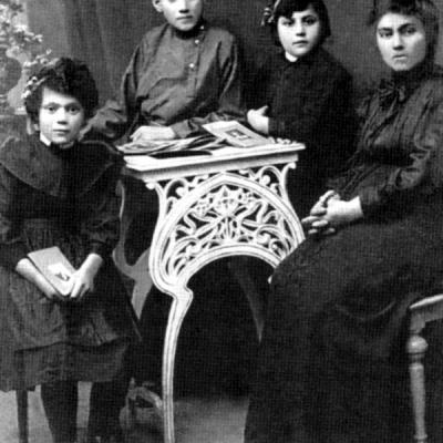 12-летний гимназист Костя с матерью и сестрами Вартануш и Варсеник