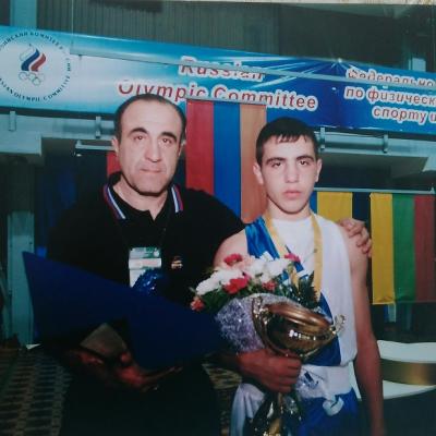 Карен Агамалян с Азатом Оганесяном после победы на юношеском чемпионате Европы 2004 года в Саратове