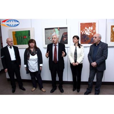 Выставка была инициирована почетным консулом Республики Сербия в Армении, поэтом, публицистом и переводчиком Бабкеном Симоняном и организована при поддержке Центра народного творчества