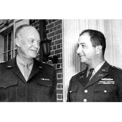 Верховный главнокомандующий американскими войсками генерал Дуайт Эйзенхауэр поздравляет старшего лейтенанта Эрнеста Дервишяна с Почетным орденом Конгресса