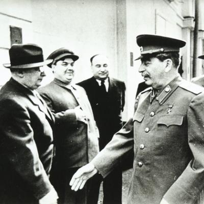 Сталин здоровается с Берией