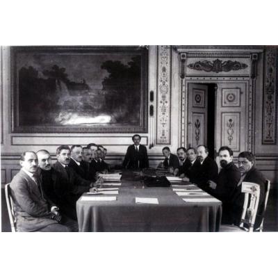 Чичерин (третий справа) во время подписания Московского договора о 'дружбе и братстве' с Турцией, 16 марта 1921 г.