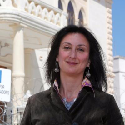 В октябре 2017 года на Мальте была взорвана в своей машине журналистка Дафне Каруана Галиция