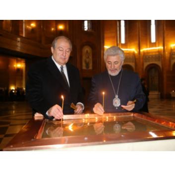 Кандидат в президенты посетил армянскую церковь Москвы