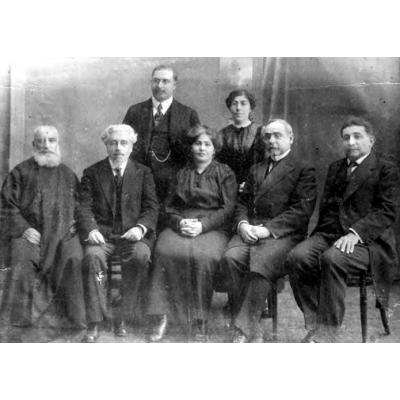 Забел Есаян в Константинополе с литературными деятелями. В первом ряду справа налево Григор Зограб, Левон Шант, Есаян