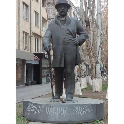 Памятник промышленнику и меценату Александру Манташяну (Манташеву)