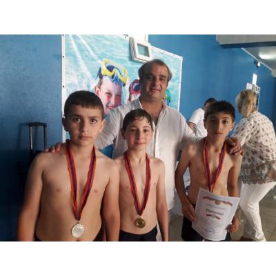 Президент Федерации плавания Армении Овсеп Месропян наградил чемпионов и призеров первого открытого первенства ДЮСШ Иджевана по плаванию
