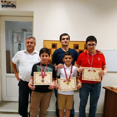 Федерация шашек Армении продолжает развивать свой вид спорта, несмотря на многолетнее отсутствие государственного финансирования
