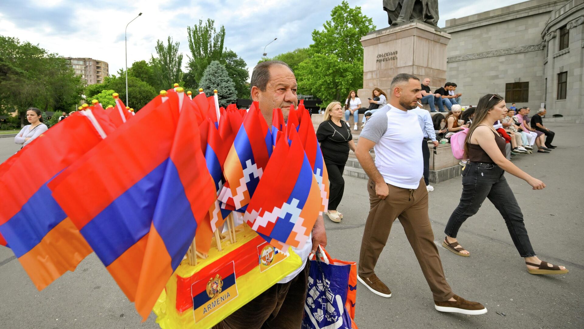 КОНЕЙ НА ПЕРЕПРАВЕ НЕ МЕНЯЮТ!