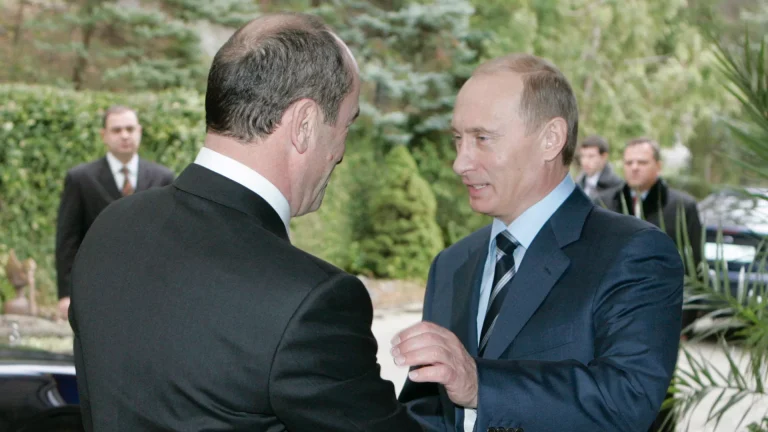 Путин поздравил находящегося под арестом Роберта Кочаряна с 72-летием